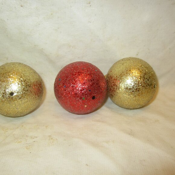 VTG SET OF 3 PLASTIC SPARKLE ORNAMENTS, 2 GOLD, 1 RED - Picture 3 of 4